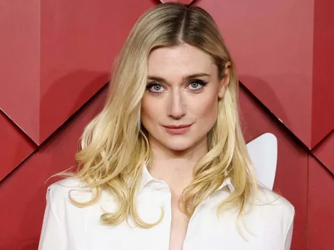 Elizabeth Debicki thanh lịch trong lễ trao Giải thưởng Thời trang 2022