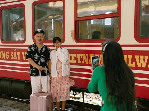 Hoá thân thành quý tộc trên đoàn tàu Hoa Phượng Đỏ