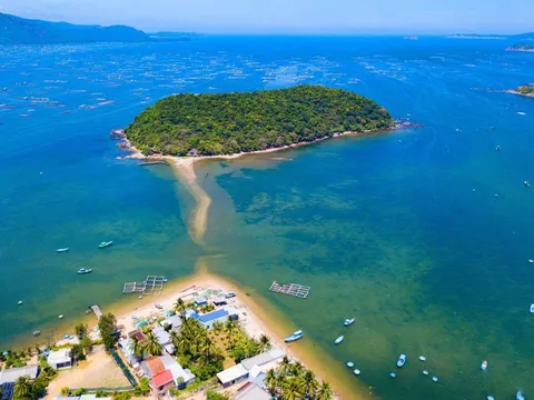 Đi bộ xuyên biển ra đảo Nhất Tự Sơn