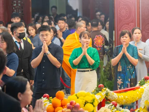 Dòng người đổ về chùa Quán Sứ chiêm bái xá lợi Phật