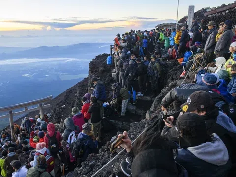 Lần đầu tiên Nhật Bản áp dụng thu phí leo núi Phú Sĩ