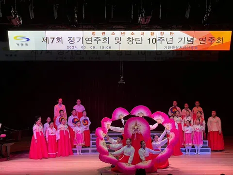 Đoàn hợp xướng thiếu nhi Jeonggwan (Hàn Quốc) biểu diễn tại Hội An