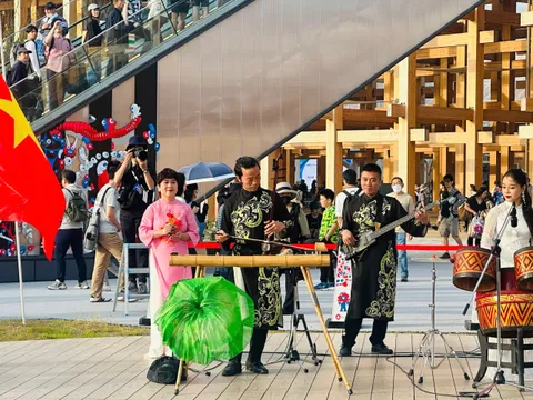 EXPO 2025: Khán giá quốc tế thích thú trước đàn bầu, đàn T’rưng Việt Nam