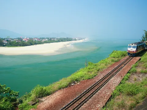 Huế mùa đẹp nhất: "Bỏ túi" 6 trải nghiệm biển Lăng Cô khó quên
