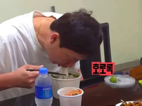 Món phở kèm kim chi và tinh thần giao thoa trước trận đấu lớn của U23 Việt Nam