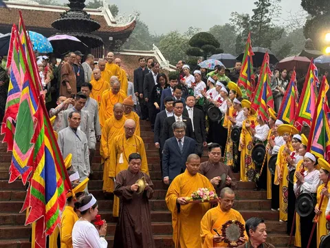 Chùa Hương khai hội 2026: Hàng ngàn du khách đội mưa trẩy hội Xuân Bính Ngọ