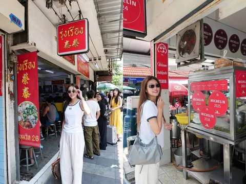 Thiên Ân – Kỳ Duyên xếp hàng thưởng thức quán mì Michelin bình dân “gây sốt” Bangkok