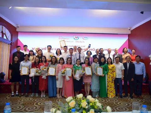 Chủ tịch Hiệp hội Du lịch Việt Nam trao giải cho 17 tác phẩm báo chí xuất sắc viết về du lịch