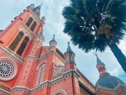 Check-in ngay Nhà thờ Tân Định vừa lọt top điểm đến màu hồng đẹp nhất thế giới!