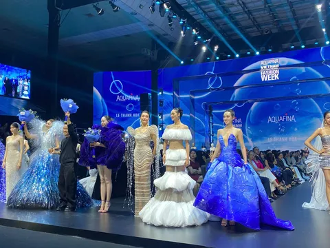 Aquafina Vietnam International Fashion Week Xuân Hè 2025: Khai màn bằng sắc trắng mơ màng và tinh thần đỉnh cao của thời trang Việt