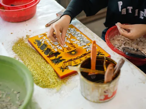 Sắc nam thấu kiếng hành trình cảm xúc qua lớp kính di sản