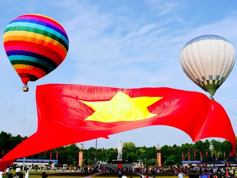 Xúc động khoảnh khắc lá đại kỳ tung bay trên quê hương Bác
