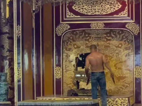 Ngai Vàng triều Nguyễn ở điện Thái Hòa - Đại nội Huế bị đập gãy
