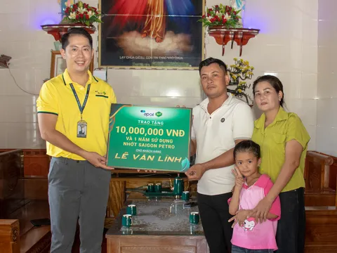 Dầu nhớt Saigon Petro tri ân người hùng đã cứu sống 30 du khách trong vụ chìm tàu tại Hà Tĩnh