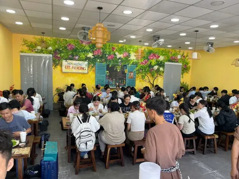 Thực khách Sài Gòn mê mẩn món Nem nướng Nha Trang Út Hương