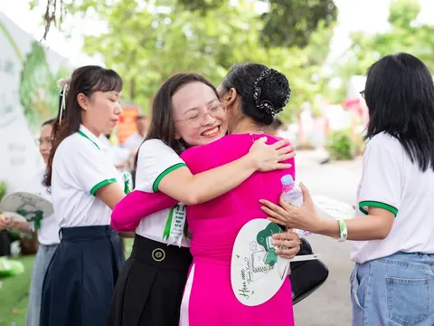 Thanh Hóa: Ấm áp chương trình kỷ niệm 20 năm ngày trở về của cựu học sinh THPT Lê Lợi