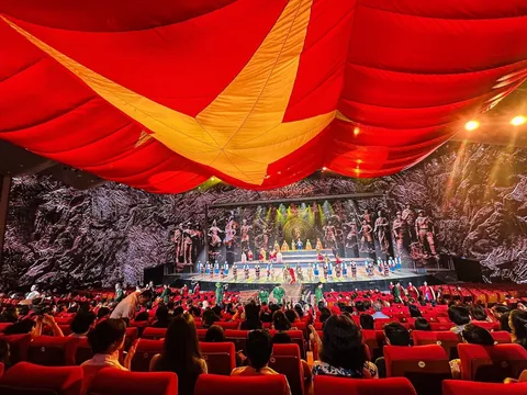 "Đất Nước Thiên Hùng Ca" - Câu chuyện 4.000 năm lịch sử chạm mọi giác quan người xem