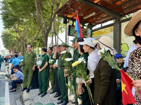 Hình ảnh dòng người lặng lẽ, trang nghiêm tiễn đồng đội đoạn đường cuối