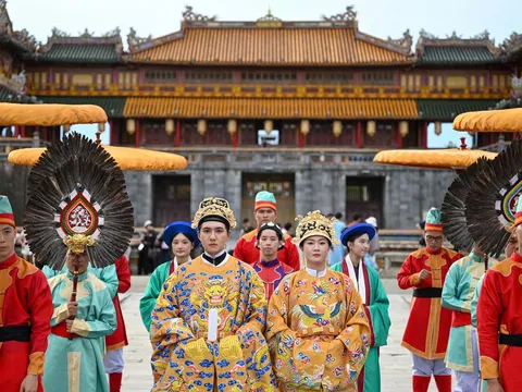 Áo dài Việt khoe sắc giữa Hoàng thành Huế