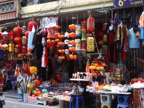 Ghé thăm con phố rực rỡ màu sắc nhất dịp lễ Halloween ở Hà Nội