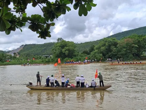 Đua thuyền mừng Tết Độc lập ở Quảng Trị