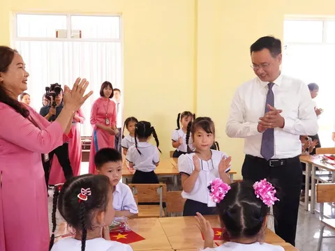 Bí thư Tỉnh ủy Quảng Trị Lê Ngọc Quang dự lễ khai giảng tại Trường Tiểu học Võ Thị Sáu, xã Vĩnh Linh
