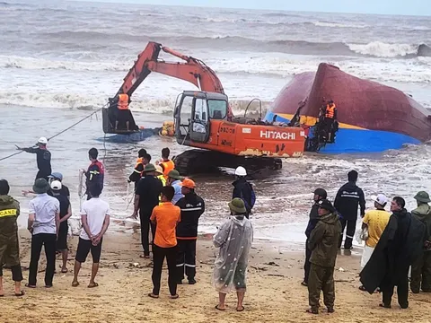 Nỗ lực triển khai tìm kiếm cứu nạn 9 nạn nhân của tàu cá bị chìm do bão số 10 tại Quảng Trị