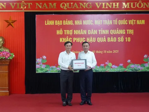 Ông Trần Cẩm Tú, Ủy viên Bộ Chính trị, Thường trực Ban Bí thư Trung ương Đảng cùng đoàn công tác đến kiểm tra khắc phục hậu quả bão số 10 tại tỉnh Quảng Trị