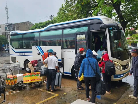 Trung chuyển hành khách bằng ô tô do đường sắt Quảng Trị-Huế bị ách tắc do mưa lũ