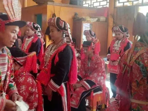 Giữ gìn bản sắc văn hóa người Dao đỏ từ nghề thêu lễ phục cấp sắc