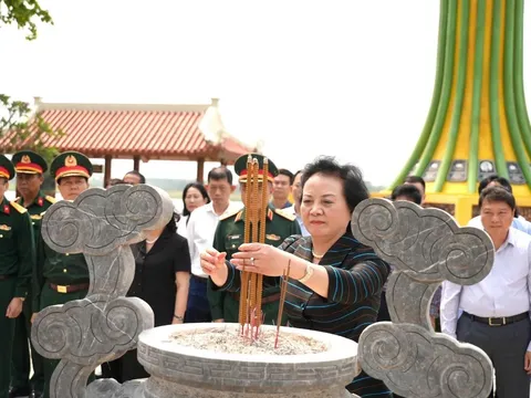 Phó Thủ tướng Phạm Thị Thanh Trà dâng hương Khu tưởng niệm 16 thanh niên xung phong tại bến phà Long Đại II