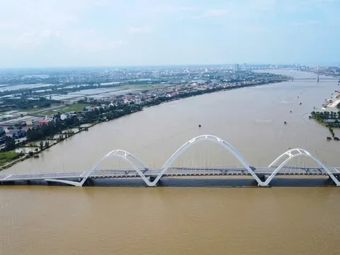 Ngắm cầu Nhật Lệ 3- vẻ đẹp hình tượng thiên nhiên hùng vĩ với những dòng sông uốn lượn dưới núi đá vôi