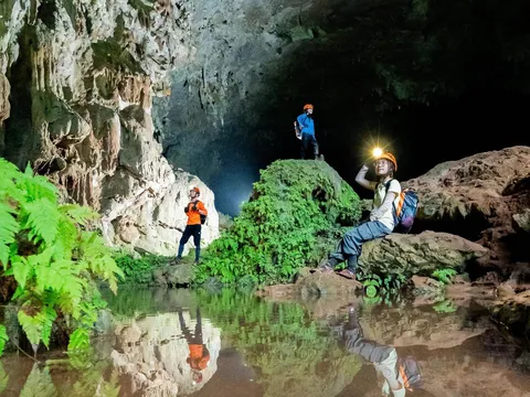 Ngỡ ngàng hồ canxi xanh ngọc như ruộng bậc thang trong hang động dài hơn 3km