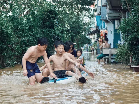 Nụ cười lạc quan của người dân vùng lũ, những muộn phiền sẽ trôi xa