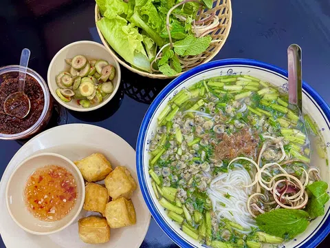 Lạ miệng món bún hến ăn kèm sung muối đặc sản Phú Xuyên - Hà Nội