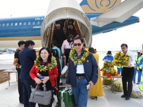 Vietnam Airlines đưa những hành khách đầu tiên "xông đất" sân bay Điện Biên mới