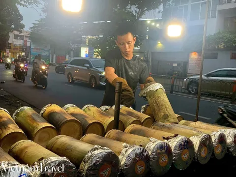 Độc đáo món gà nướng trong ống tre "khủng" tại TPHCM