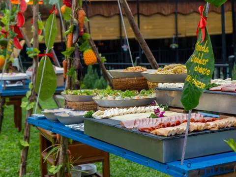 Sen Village Hoi An "kể chuyện" văn hóa vùng cao qua Tiệc Buffet Treo đầy cảm xúc