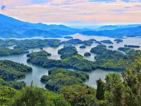 Mê mẩn vẻ đẹp hồ Tà Đùng - “Vịnh Hạ Long trên cạn” giữa đại ngàn