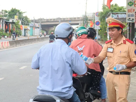 Cảnh sát giao thông tặng quà cho người dân trên đường về quê trong kỳ nghỉ lễ 2/9