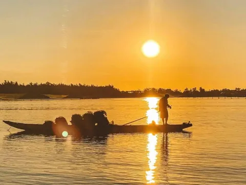 Thả hồn vào ánh bình minh rực rỡ trên Phá Tam Giang - Đầm phá lớn nhất Đông Nam Á