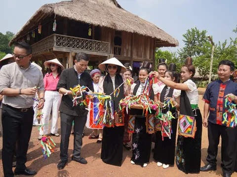 Phó Chủ tịch UBND TP Hà Nội yêu cầu làm mới sản phẩm tại Làng Văn hóa - Du lịch các dân tộc Việt Nam