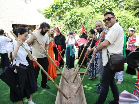 Làng Văn hóa - Du lịch đón đoàn đại biểu trong khuôn khổ Lễ hội Văn hóa thế giới