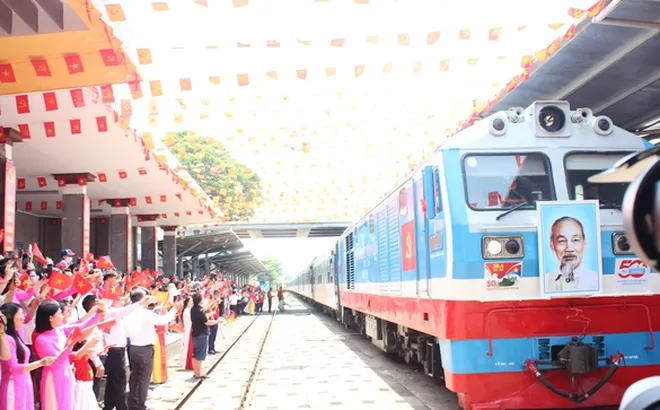 Đà Nẵng rực rỡ cờ hoa đón “Đoàn tàu Thống Nhất”