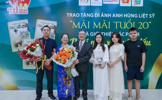 Trao tặng di ảnh Anh hùng - Liệt sĩ Võ Thị Sáu
