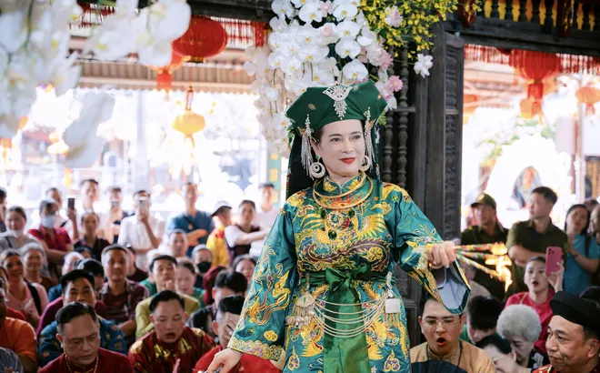 Nghệ nhân Trần Thị Kim Huệ - Người giữ hồn đạo Mẫu nơi Phủ Chính, Phủ Dầy