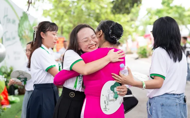 Thanh Hóa: Ấm áp chương trình kỷ niệm 20 năm ngày trở về của cựu học sinh THPT Lê Lợi