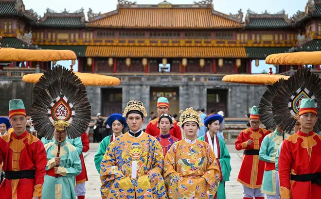 Áo dài Việt khoe sắc giữa Hoàng thành Huế