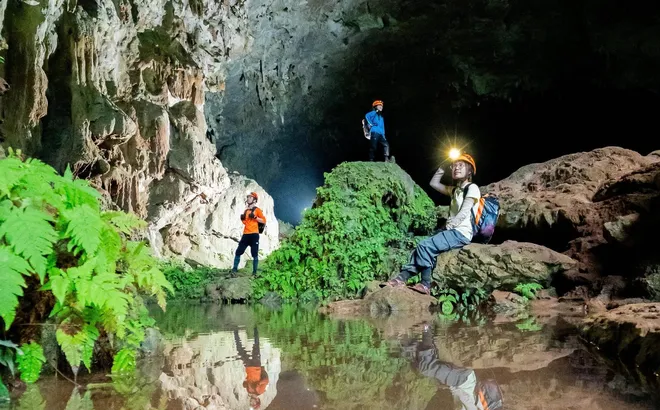 Ngỡ ngàng hồ canxi xanh ngọc như ruộng bậc thang trong hang động dài hơn 3km