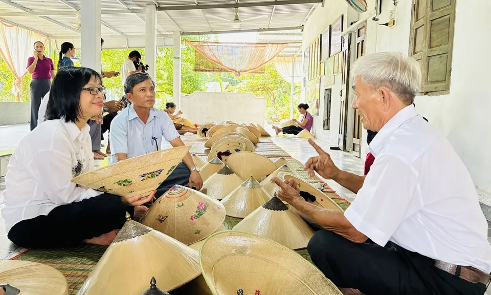 Nón ngựa Phú Gia tìm ‘đường ra’ bằng du lịch cộng đồng